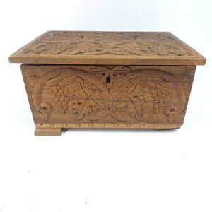 Hand Carved Trinket Jewelry Box Folk Art Grape Leaves Vintage 7x5x5 NEEDS REPAIR